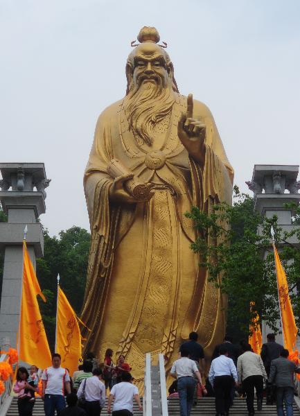 A ceremony is held to celebrate the completion of the bronze statue of Laozi (or Lao-tzu, Lao-tse 604-531 BC) in Laojunshan Mountain Laozi Culture Garden in Luanchuan County in Luoyang City, central China's Henan Province, May 16, 2010. The 38-meter-high bronze statue has been set here to commemorate Laozi, a China's renowned philosopher and founder of Taoism. [Gao Shanyue/Xinhua]