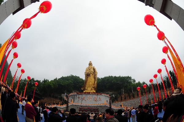 A ceremony is held to celebrate the completion of the bronze statue of Laozi (or Lao-tzu, Lao-tse 604-531 BC) in Laojunshan Mountain Laozi Culture Garden in Luanchuan County in Luoyang City, central China's Henan Province, May 16, 2010. The 38-meter-high bronze statue has been set here to commemorate Laozi, a China's renowned philosopher and founder of Taoism. [Gao Shanyue/Xinhua]