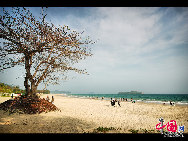 Shimei Bay, a deserted beach over an hour from Sanya and a place where magic happens. The colors of the island are some of its most striking features. The World Tourism Organization has called this spot 'the most beautiful unexploited beach in Hainan'. [Photo by Zhou Yunjie]