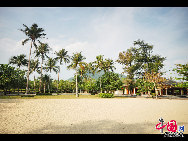 Shimei Bay, a deserted beach over an hour from Sanya and a place where magic happens. The colors of the island are some of its most striking features. The World Tourism Organization has called this spot 'the most beautiful unexploited beach in Hainan'. [Photo by Zhou Yunjie]