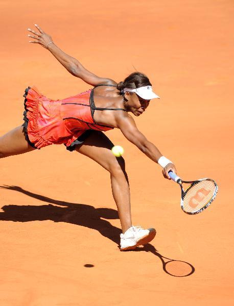 Venus Williams of the United States returns the ball during the women's singles final at the Madrid Open in Madrid, Spain, May 16, 2010. Williams is defeated by Aravane Rezai of France 0-2. (Xinhua/Chen Haitong)