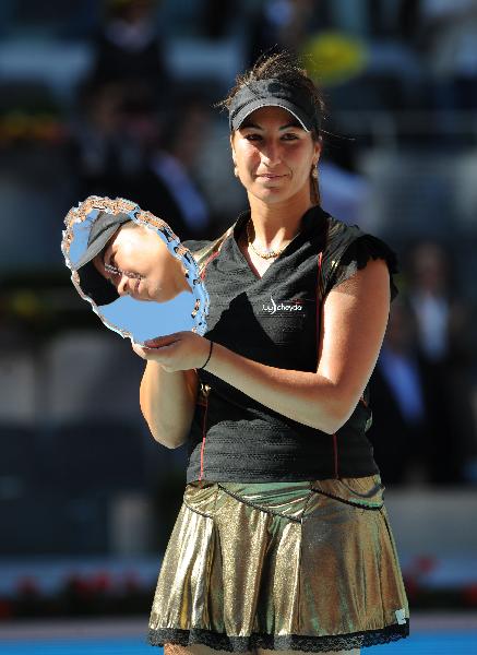 Venus Williams of the United States returns the ball during the women's singles final at the Madrid Open in Madrid, Spain, May 16, 2010. Williams is defeated by Aravane Rezai of France 0-2. (Xinhua/Chen Haitong)