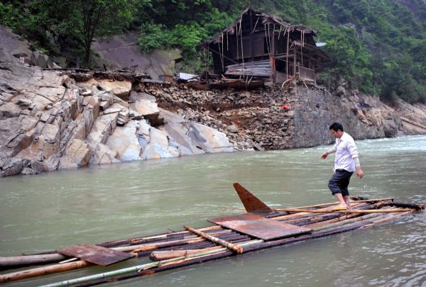 Residents make a raft to cross the river after a flood in Zhuxi village of Xupu County in Huaihua City, central China&apos;s Hunan Province, May 16, 2010. Heavy rains triggered mountain torrents in Xupu County on Wednesday and Thursday, causing damage to its four major bridges and the trunk roads linking Shanxi Town to the outside. [Xinhua] 