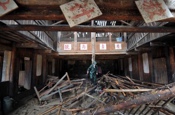 A staff member of the government&apos;s epidemic prevention department works to disinfect a school after a flood in Zhuxi village of Xupu County in Huaihua City, central China&apos;s Hunan Province, May 16, 2010. Heavy rains triggered mountain torrents in Xupu County on Wednesday and Thursday, causing damage to its four major bridges and the trunk roads linking Shanxi Town to the outside.[Xinhua] 