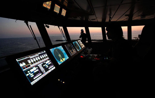 A technician is seen monitoring the oil spill condition in this file photo dated May 5, 2010. [163.com] 