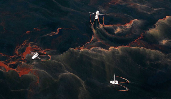 Boats are seen cleaning the oil slick off the coast of Louisiana, May 5, 2010. [163.com] 