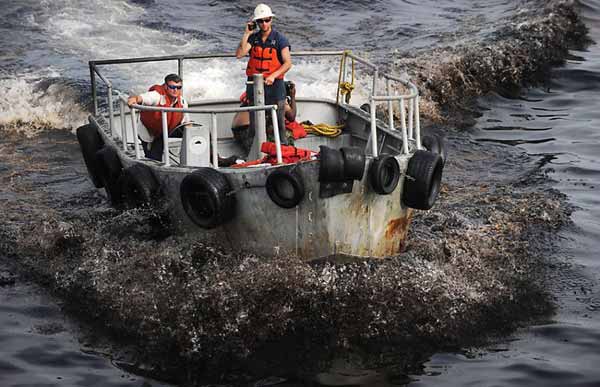 Boats are seen cleaning the oil slick off the coast of Louisiana, May 5, 2010. [163.com] 