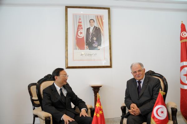 Chinese Foreign Minister Yang Jiechi (L) talks with Tunisian Foreign Minister Kamel Morjane in Tunis, May 17, 2010. [Kang Xinwen/Xinhua]