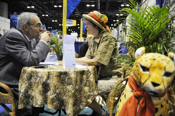 People talk business during the 2010 International POW WOW at the Orange County Convention Center in Orlando, Florida, the United States, May 17, 2010. [Xinhua/Zhang Jun]