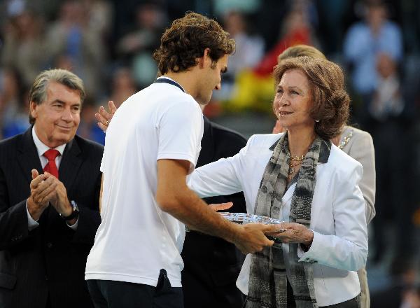 Roger Federer (C) of Switzerland receives awards from Spanish Queen Sofia during the awarding ceremony for men's singles at the 2010 Madrid Open tennis tournament in Madrid, capital of Spain, May 16, 2010. Federer was defeated by Rafael Nadal of Spain in the final match 0-2. (Xinhua/Chen Haitong) 