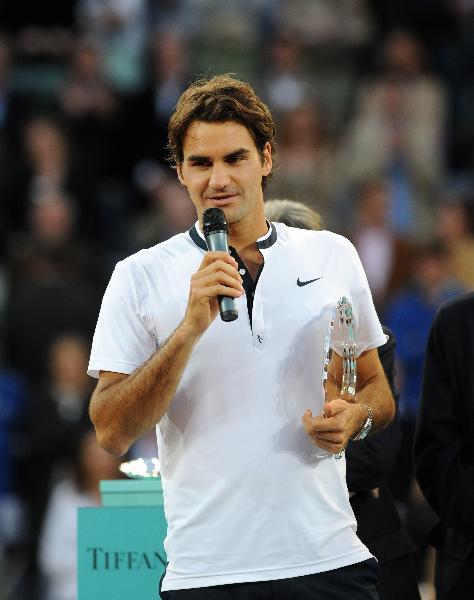 Roger Federer of Switzerland speaks to audience during the awarding ceremony for men's singles at the 2010 Madrid Open tennis tournament in Madrid, capital of Spain, May 16, 2010. Federer was defeated by Rafael Nadal of Spain in the final match 0-2. (Xinhua/Chen Haitong)