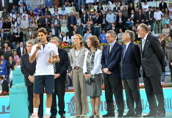 Roger Federer (Front) of Switzerland speaks to audience during the awarding ceremony for men's singles at the 2010 Madrid Open tennis tournament in Madrid, capital of Spain, May 16, 2010. (Xinhua/Chen Haitong)