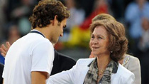 Roger Federer (C) of Switzerland receives awards from Spanish Queen Sofia during the awarding ceremony for men's singles at the 2010 Madrid Open tennis tournament in Madrid, capital of Spain, May 16, 2010. [Xinhua/Chen Haitong]