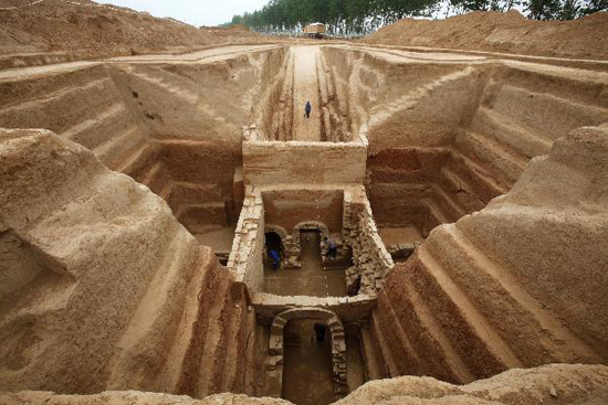 Photo taken on May 12, 2010 shows the excavation site of the tomb of Cao Xiu, a noted general from the Three Kingdoms period (220-280 A.D.) in Mangshan of Luoyang City, central China's Henan Province. Archeologists of Henan provincial cultural heritage bureau confirmed that they have founded the tomb of Cao Xiu during the tomb excavation in Mengjin County of Luoyang City at a press conference on Monday. [Xinhua photo]