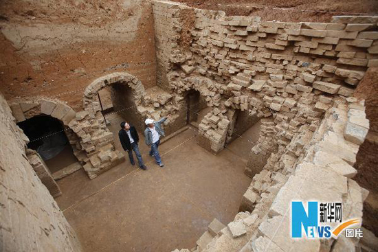 Photo taken on May 14, 2010 shows an unearthened artifact at the excavation site of the tomb of Cao Xiu, a noted general from the Three Kingdoms period (220-280 A.D.) in Mangshan of Luoyang City, central China's Henan Province. Archeologists of Henan provincial cultural heritage bureau confirmed that they have founded the tomb of Cao Xiu during the tomb excavation in Mengjin County of Luoyang City at a press conference on Monday. [Xinhua photo]