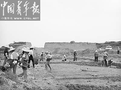 About 30 meters of the ancient city wall in Dali City, Yunnan Province, was destroyed to make way for the highway, on which construction began in 2007.