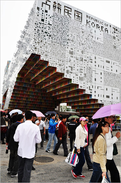 The three-story Republic of Korea Pavilion is composed of 20 basic letters of the ROK alphabet. The pavilion showcases blueprints of future cities along with the country's most advanced technology and traditional culture.[Mary King/CRI]