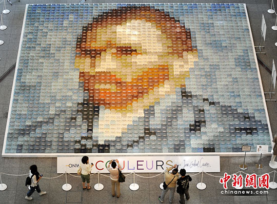 A Japanese shirt company inTokyoused 2,070 shirts to make an imitation of a famous painting of Vincent Gogh to attract customs. 