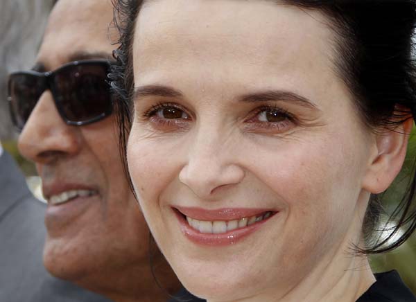 Cast member Juliette Binoche poses during a photocall for the film Copie Conforme (Certified Copy), by director Abbas Kiarostami, in competition at the 63rd Cannes Film Festival May 18, 2010. Nineteen films are competing for the prestigious Palme d'Or which will be awarded on May 23.