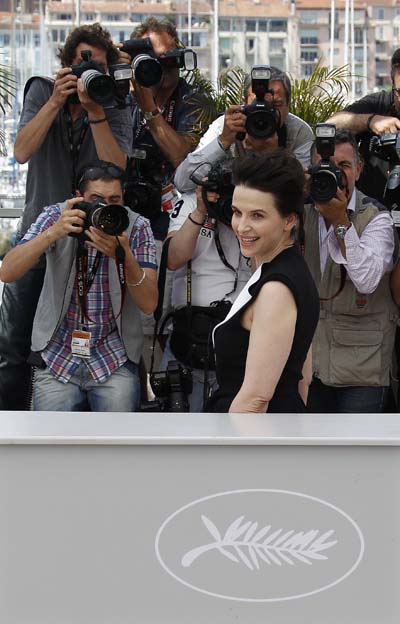 Cast member Juliette Binoche poses during a photocall for the film Copie Conforme (Certified Copy), by director Abbas Kiarostami, in competition at the 63rd Cannes Film Festival May 18, 2010. Nineteen films are competing for the prestigious Palme d'Or which will be awarded on May 23. 