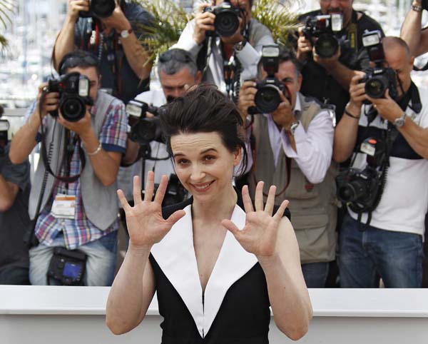 Cast member Juliette Binoche poses during a photocall for the film Copie Conforme (Certified Copy), by director Abbas Kiarostami, in competition at the 63rd Cannes Film Festival May 18, 2010. Nineteen films are competing for the prestigious Palme d'Or which will be awarded on May 23. 