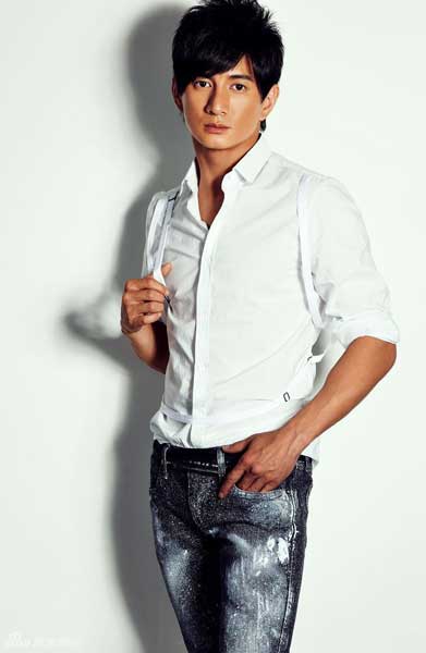 Taiwan pop singer and actor Nicky Wu (Wu Qilong ) released a series of photos to the public recently. In the portraits, he appears thoughtful and mature. 