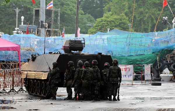 Large numbers of Thai troops and armored vehicles marshaled Wednesday near the rally site of anti-government red-shirt protesters, in Bangkok, May 18, 2010. [Xinhua]