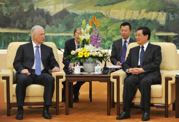 Chinese President Hu Jintao (R1) meets with Boris Gryzlov (L1), chairman of Russia's State Duma, in Beijing, capital of China, May 18, 2010. [Pang Xinglei/Xinhua] 