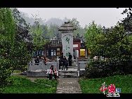 Photo taken on May 14, 2010 shows the new scenery of Dujiangyan city, Sichuan Province. Two years after the Wenchuan earthquake that devastated southwest China's Sichuan Province, the once picturesque area is sporting a brand new look. [Photo by Liu Xingguo]