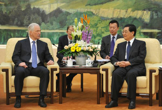 Chinese President Hu Jintao (R1) meets with Boris Gryzlov (L1), chairman of Russia's State Duma, in Beijing, May 18, 2010. 