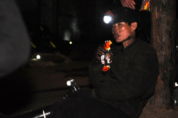 A mine worker is eating food to get prepared for going underground to rescue trapped miners in Yuxian County, Shanxi Province, May 19, 2010. At least 10 people are confirmed dead and one is missing after a gas explosion happened to a coal mine of Chentong Coal Industry Co., Ltd. in the county, May 18, 2010. 