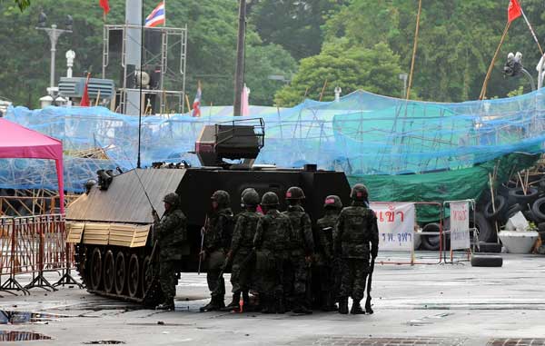 Large numbers of Thai troops and armored vehicles concentrate near the rally site of anti-government red-shirt protesters, in Bangkok, May 18, 2010. 