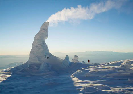 Mount Erebus, Antarctica. With a summit elevation of 3,794 meters, Mount Erebus in Antarctica is the southernmost historically active volcano on Earth. [gb.cri.cn] 