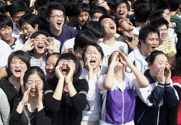 Senior-three students of Lintou Middle School shout loudly to release pressure in Hanshan County of Chaohu City, east China&apos;s Anhui Province, May 19, 2010. As the annually national college entrance examination draws near, Lintou Middle School held various activities to help students release pressure. [Xinhua] 