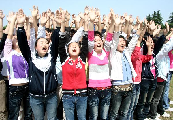 Senior-three students of Lintou Middle School shout loudly to release pressure in Hanshan County of Chaohu City, east China&apos;s Anhui Province, May 19, 2010. As the annually national college entrance examination draws near, Lintou Middle School held various activities to help students release pressure. [Xinhua] 