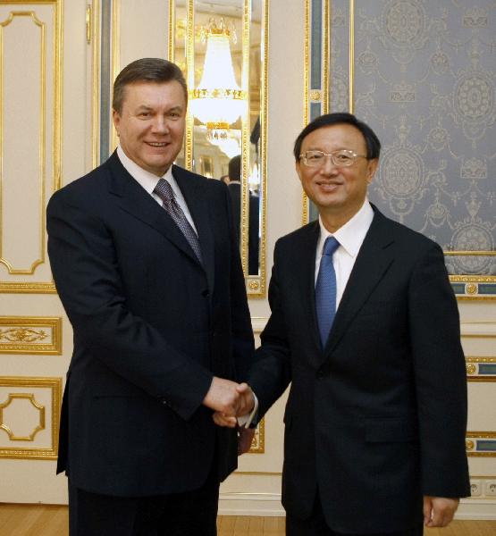 Ukraine's President Viktor Yanukovych (L) shakes hands with Chinaese Foreign Minister Yang Jiechi in Kiev, capital of Ukraine, May 19, 2010. [Song Zongli/Xinhua]