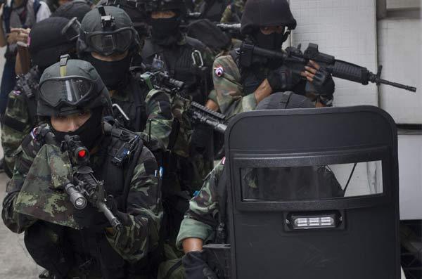 Thai army soldiers search for anti-government &apos;red shirt&apos; supporters after penetrating their encampment in Bangkok May 19, 2010. 