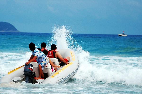 Toursits enjoy themselves in the sea, in Sanya, a popular seaside resort on the southern tip of south China's Hainan Province, May 19, 2010. Local meteorologic bureau issued extremely hot weather alert that parts of the regions of the island, including the provincial capital of Haikou, would be hit by the hot wave, with the peak temperature at 38 degree Celsius. (Xinhua/Jiang Tieying)