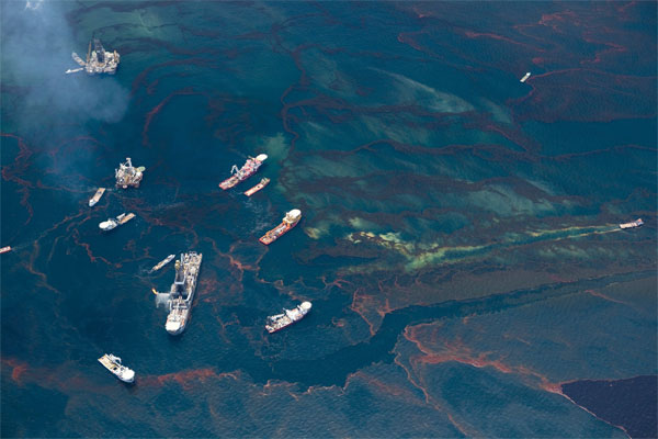 Ships work around a barge funnelling some of the leaking oil from the Deepwater Horizon wellhead in this aerial view over the Gulf of Mexico May 18, 2010. [Xinhua/Reuters] 