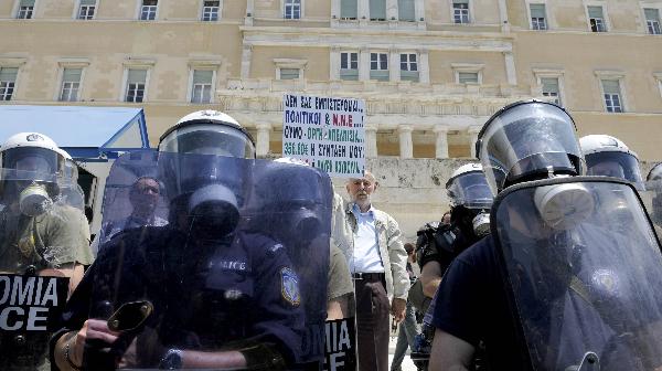 A pensioner attends a rally in Athens, capital of Greece, May 20, 2010. Greece was hit Thursday by its fourth general strike of the year against harsh austerity measures aimed at easing the cash-strapped company&apos;s financial problems. [Xinhua]
