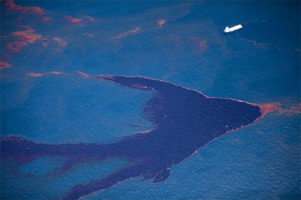 A ship makes its way through surface oil in this aerial view over the Gulf of Mexico May 18, 2010. [Xinhua]