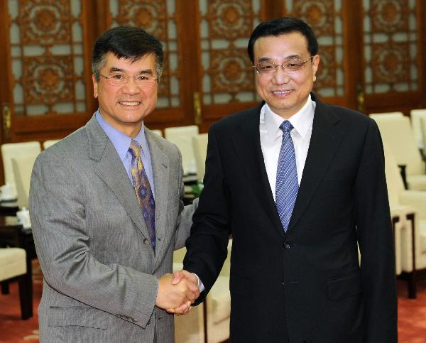 Chinese Vice Premier Li Keqiang (R) meets with U.S. Commerce Secretary Gary Locke at the Great Hall of the People in Beijing, capital of China, May 20, 2010.[Li Tao/Xinhua]