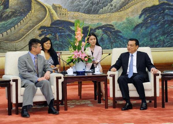 Chinese Vice Premier Li Keqiang (R1) meets with U.S. Commerce Secretary Gary Locke (L1) at the Great Hall of the People in Beijing, capital of China, May 20, 2010. [Li Tao/Xinhua]