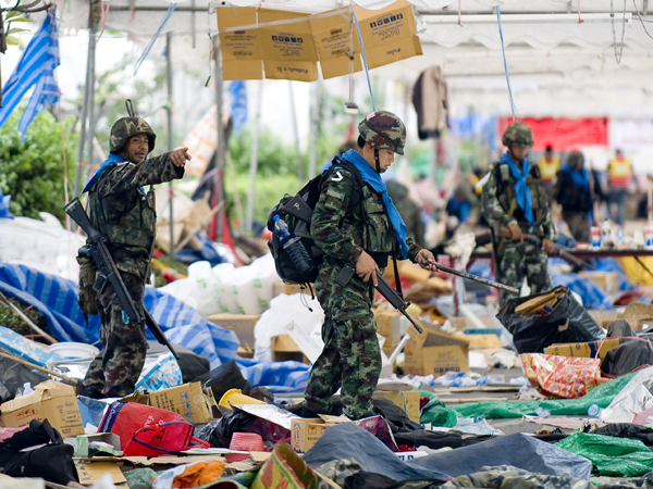 Thai soldiers search at a 'red-shirt' protestors camp in Bangkok, capital of Thailand, May 20, 2010. [Chen Duo/Xinhua]
