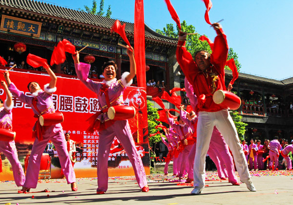 Performers at the drum playing competition. A traditional Chinese drum playing competition took place on a stage erected in Beijing's Grand View Garden on Thursday, May 20, 2010. [Photo: bicaca.com]