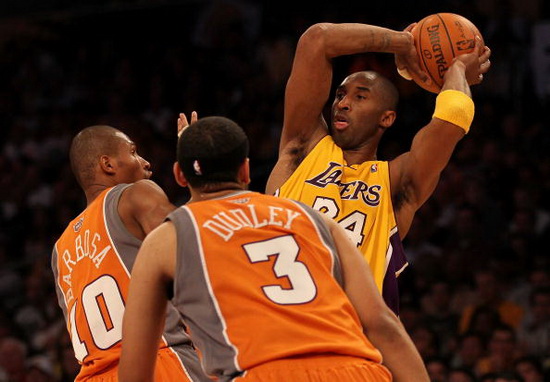 Lakers hold off Suns, take 2-0 lead