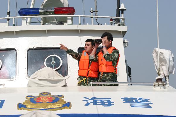 A police ship patrols in the sea area in Weihai, east China's Shandong Province, May 20, 2010. [Xinhua] 