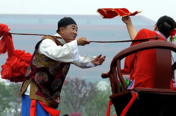 Folk actors from Xiaoyi City of north China's Shanxi Province stage a Yangko performance at the Shanghai World Expo Park in Shanghai, east China, May 20, 2010. 
