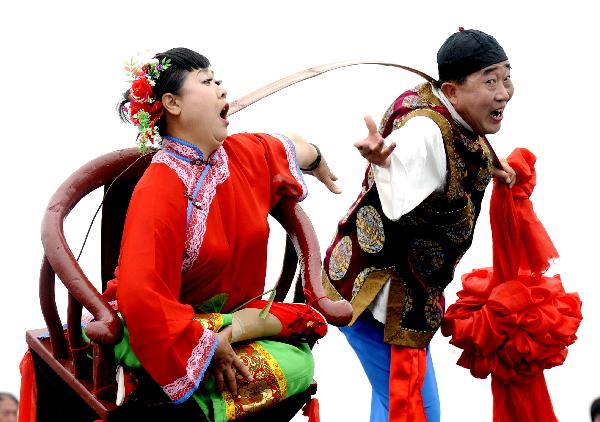 Folk actors from Xiaoyi City of north China's Shanxi Province stage a Yangko performance at the Shanghai World Expo Park in Shanghai, east China, May 20, 2010.