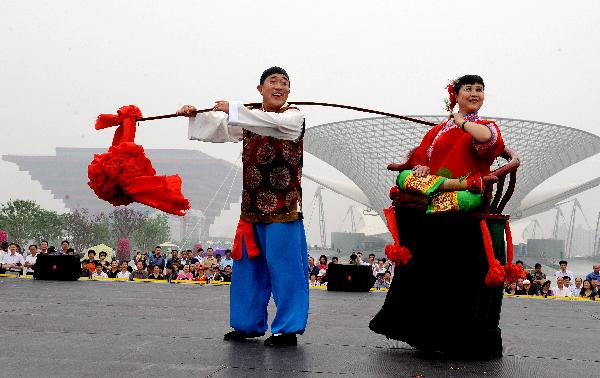 Folk actors from Xiaoyi City of north China's Shanxi Province stage a Yangko performance at the Shanghai World Expo Park in Shanghai, east China, May 20, 2010. 